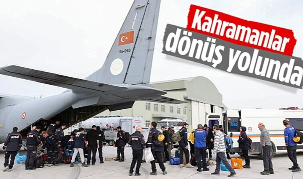 Deprem bölgesinde görev yapan AFAD ve sağlık ekipleri askeri uçakla İstanbul'a getirildi