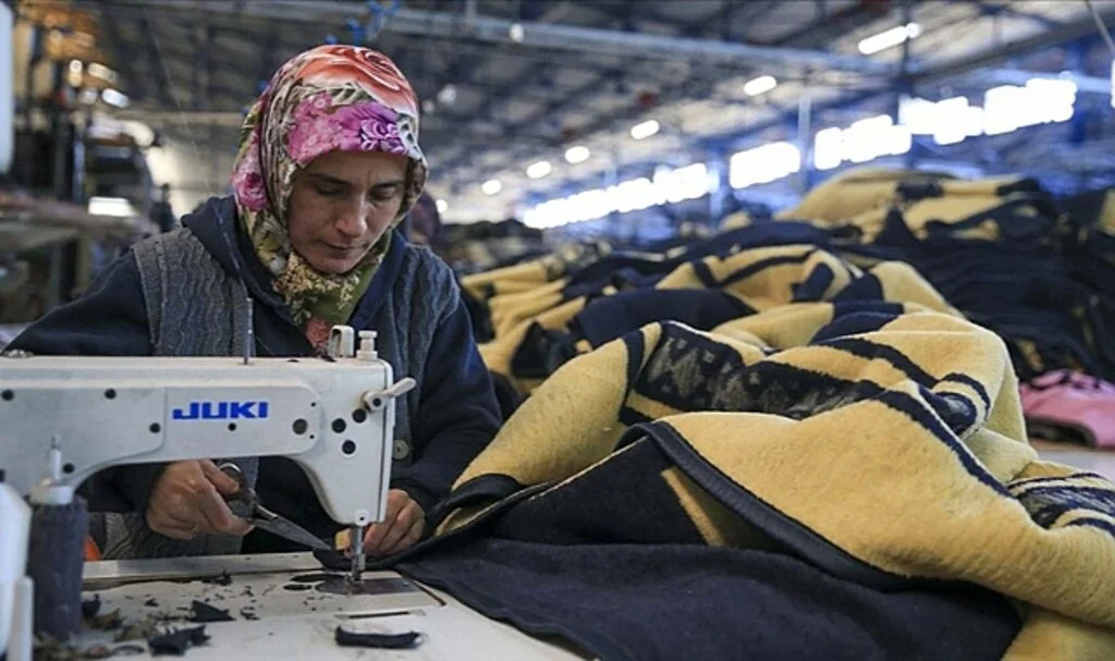 Deprem Bölgesine 500 Bin Battaniyenin Ulaştırıldığı Uşak'ta Üretim Hedefi 1 Milyonun Üzeri
