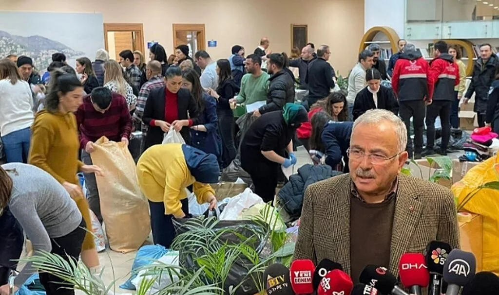 Deprem Bölgesine  Yardım Yağıyor 