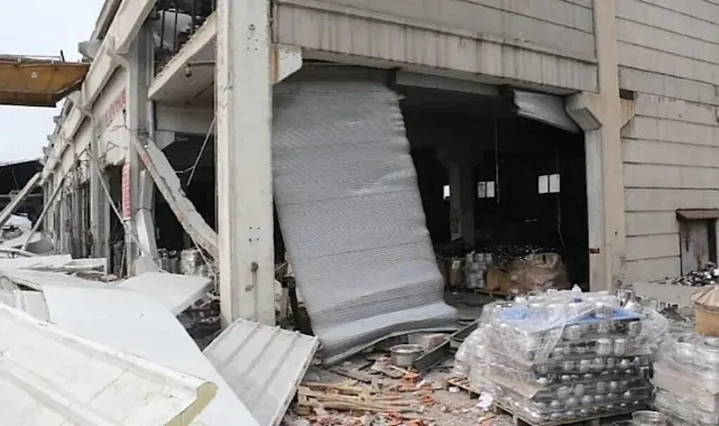 Depremde Hasar Gören Fabrika Çöktü: 1 Ölü, 4 Yaralı