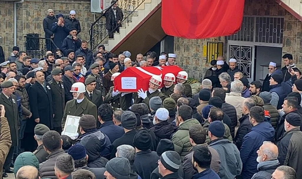 Depremde Hayatını Kaybeden Uzman Çavuş, Eşi ve Çocukları Samsun'da Toprağa Verildi