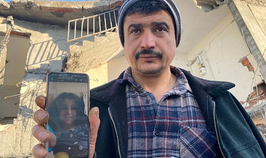 Depremde Kaybolan Kızını Arıyor