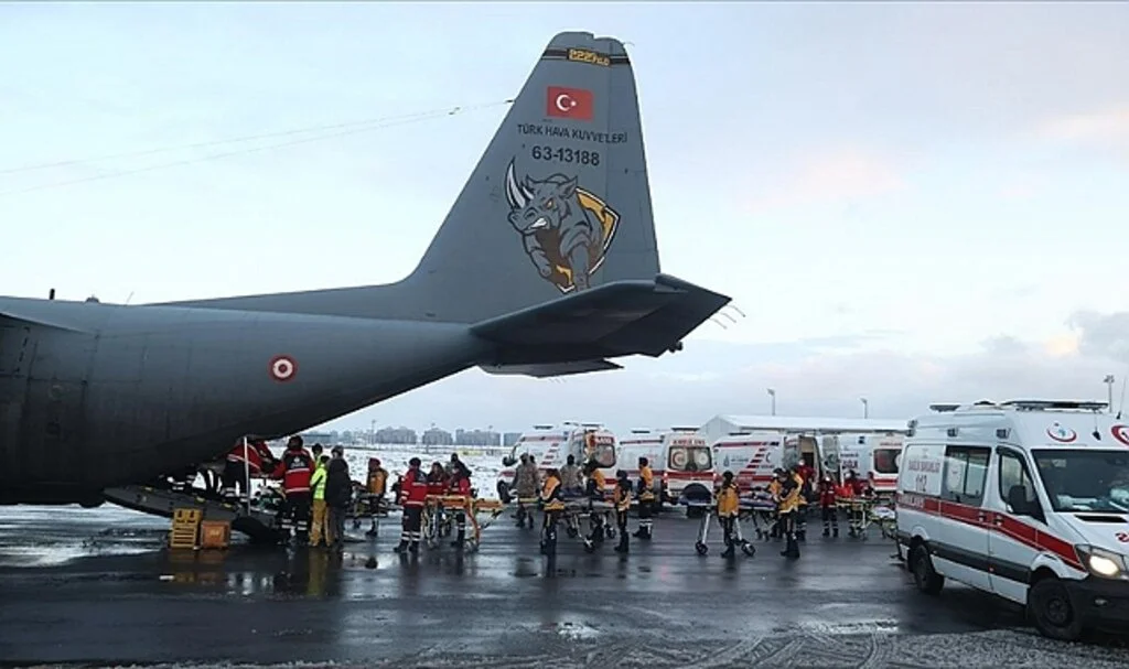 Depremde Yaralanan 31 Kişi TSK'nın Kargo Uçağıyla İstanbul'a Getirildi