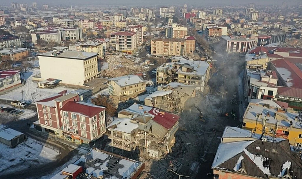 Depremde Yıkılan Binalarla İlgili 3 Kişi Tutuklandı