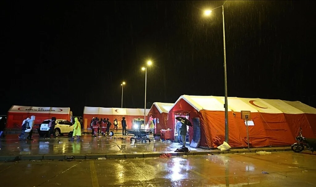 Depremden Etkilenen 10 İlde 77 Sahra Hastanesi Kuruldu