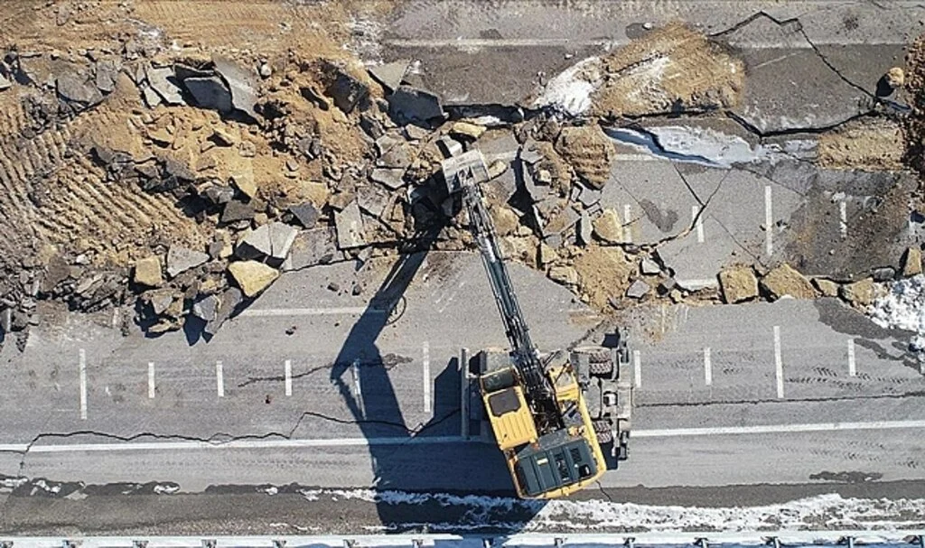 Depremin Şiddetiyle Çöken Yollar Onarılıyor