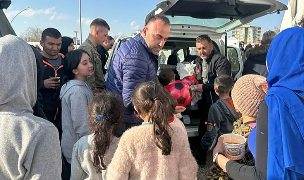 Depremzede Çocuklara Oyuncaklar Dağıtıldı 