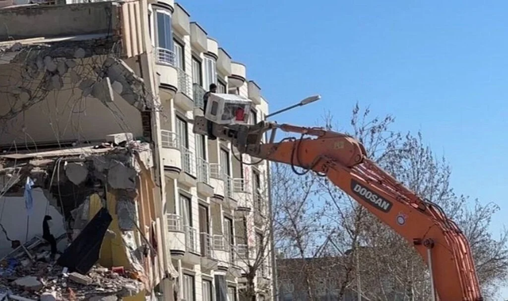 Depremzede, Ekskavatörün Ucunda 4. Kattan Beyaz Eşya İndirdi
