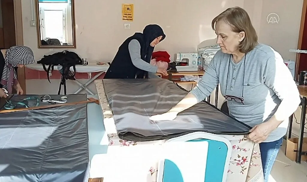  Depremzedeler İçin  Uyku Tulumu Dikiyorlar 