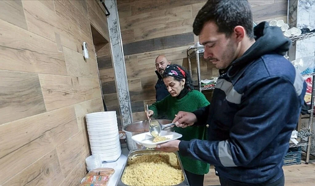Depremzedelere Evlerini Açan Hataylı Güzel Kardeşler 3 Öğün Yemek Dağıtıyor
