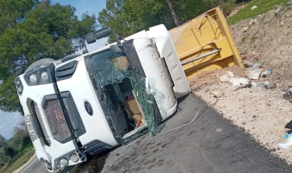 Devrilen Kamyonun Sürücüsü Yaralandı
