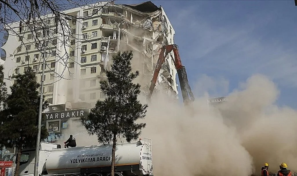 Diyarbakır'da Ağır Hasarlı Galeria İş Merkezi ve Üstündeki Sitenin Yıkımı Durduruldu