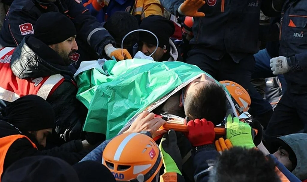 Diyarbakır'da Depremde Yıkılan Binanın Enkazından 101 Saat Sonra Anne ve Oğlu Kurtarıldı