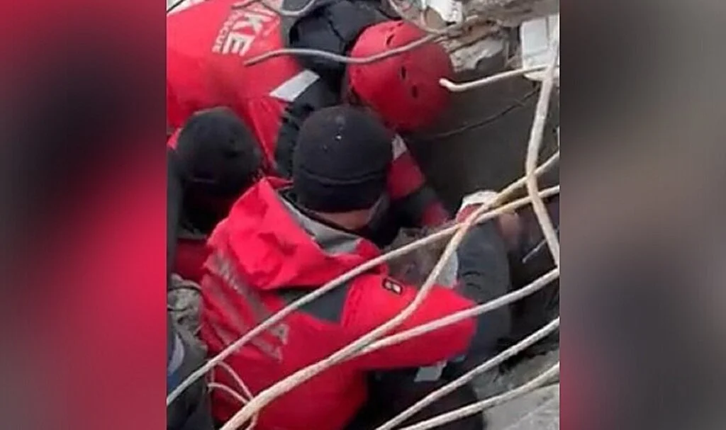 Diyarbakır'da enkaz altındaki biri çocuk 3 kişi jandarma ekiplerince kurtarıldı