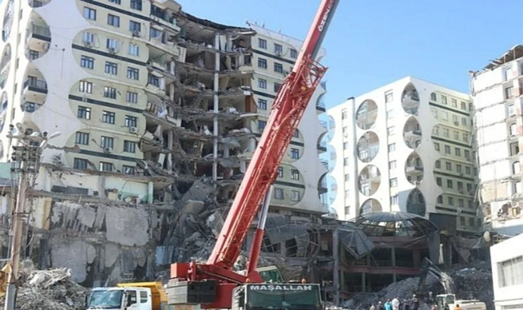 Diyarbakır'da Etkili Olan Depremde 7 Sağlık Çalışanı Hayatını Kaybetti Öğrenildi