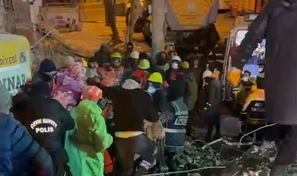 Diyarbakır'da Yıkılan Binanın Enkazından 122 Saat Sonra Bir Kadın Kurtarıldı