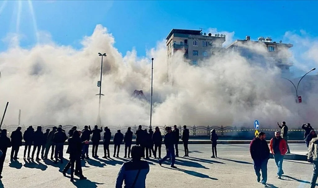 Diyarbakır'da Yıkımına Başlanan 9 Katlı Bina Çöktü