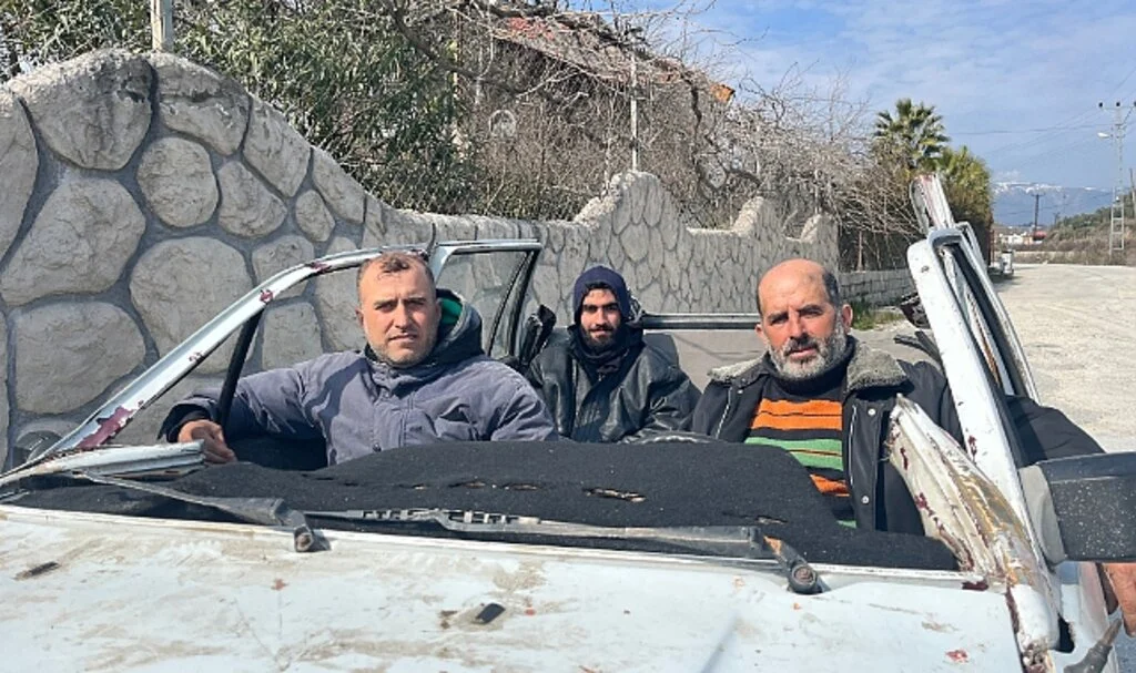 Enkaz Altından Çıkardığı Yarım Otomobille Trafiğe Çıktı