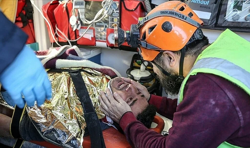Enkazdan Çıkarıldığında 'Kendisine Sarılacağı' Sözünü Veren Kurtarma Görevlisi 101. Saatte Sözünü Tuttu