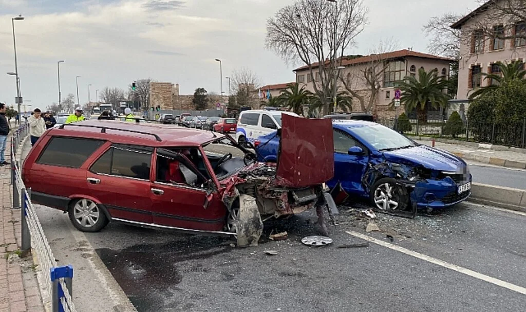 Fatih'te Kaza Yapan Sürücü, Aracını Olay Yerinde Bırakıp Kaçtı