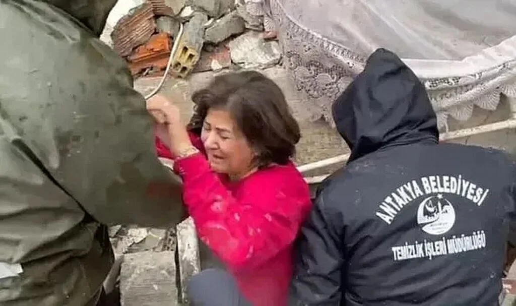 Gardırop Askılığı Sayesinde 5 Kişilik Aile Sağ Salim Kurtuldu! Polis Baba Duvarı Delip...