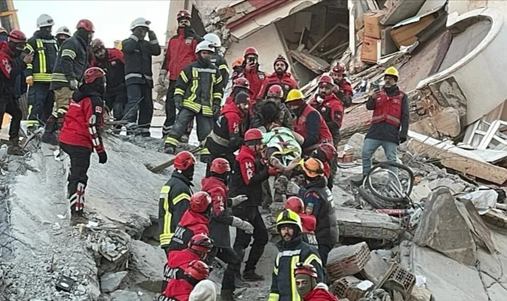 Gaziantep'te 3 Kişi Depremden 76 Saat Sonra Enkazdan Kurtarıldı