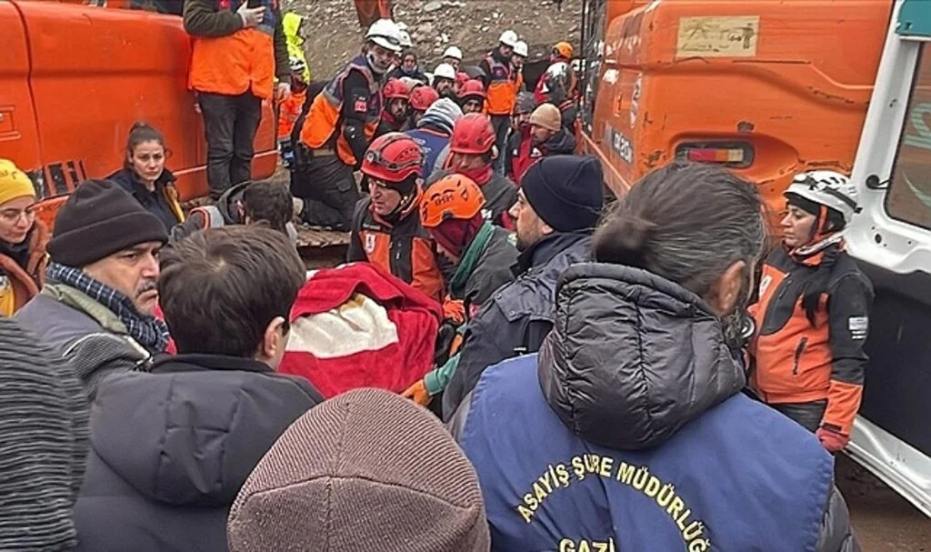 Gaziantep'te Yıkılan Binanın Enkazından 29 Saat Sonra 1 Kişi Kurtarıldı