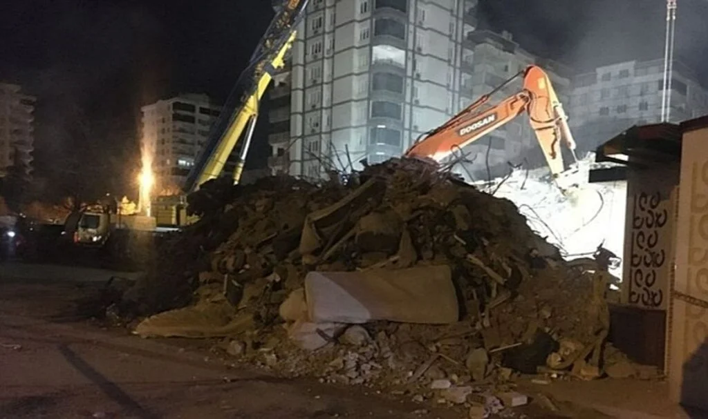 Gaziantep'teki Yıkılan Binada 'Kolon Kesildi' İddiası