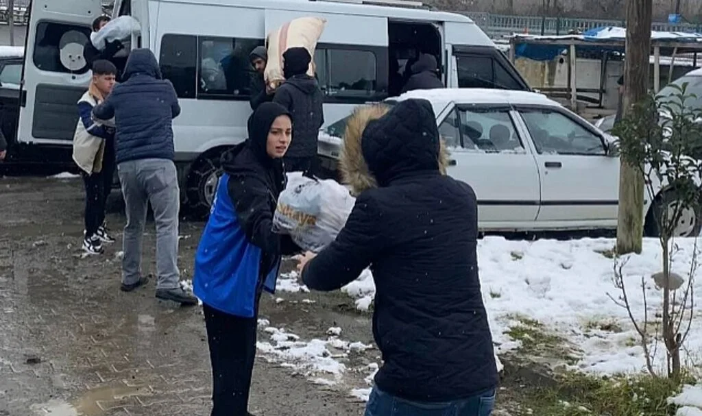 Gençler Yağmur Kar Demeden Çalıştı