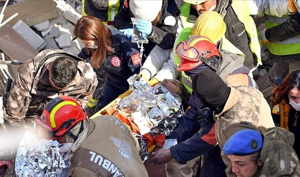 Hatay'da 201 Saat Enkazda Kalan Öğretmenin Yaşadığını Sırtına Dokununca Anlamışlar