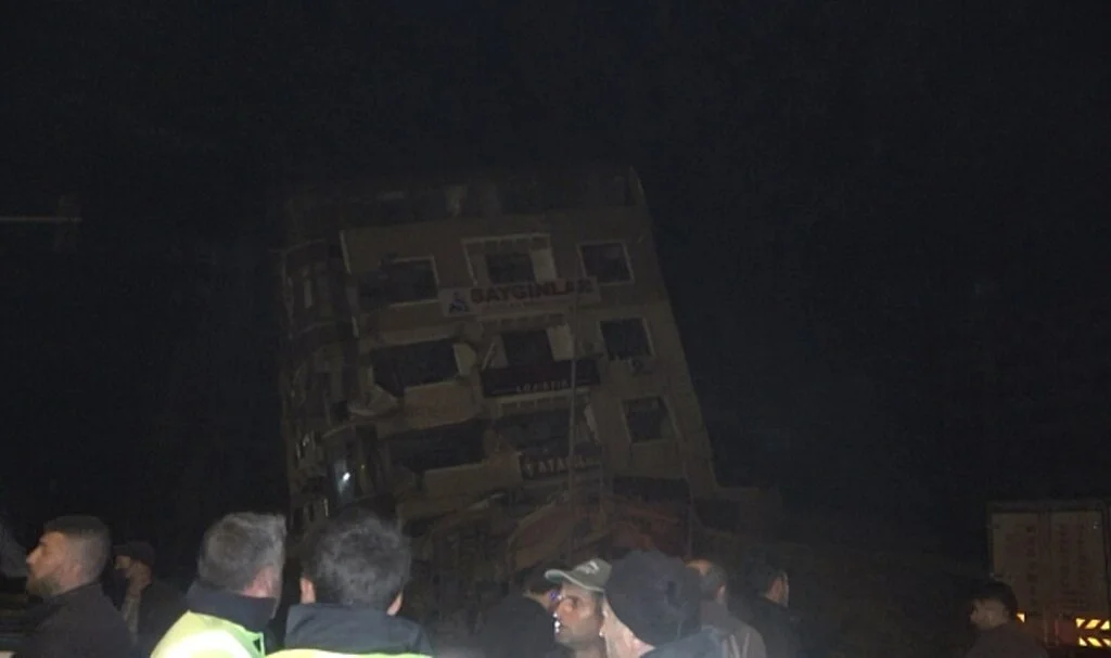 Hatay'da deprem sonrası ev yan yattı, facia ucuz atlatıldı