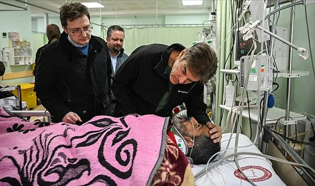 Hatay'da Enkazdan 296. Saatte Kurtarılan Baba Yaşadıklarını Dr. Mehmet Öz'e Anlattı
