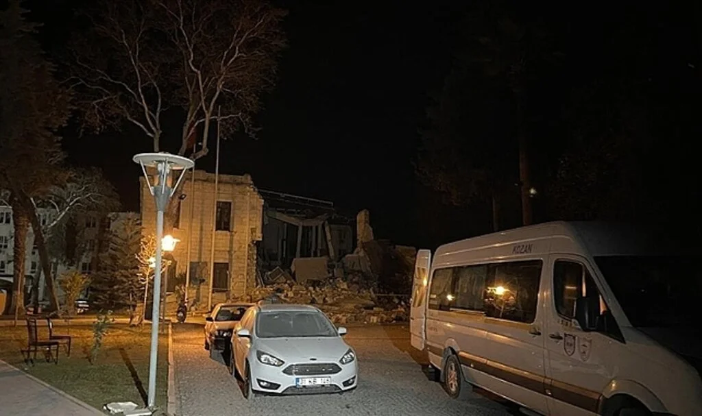 Hatay'da Merkezli Depremde Valilik Binasının Bir Kısmı Yıkıldı