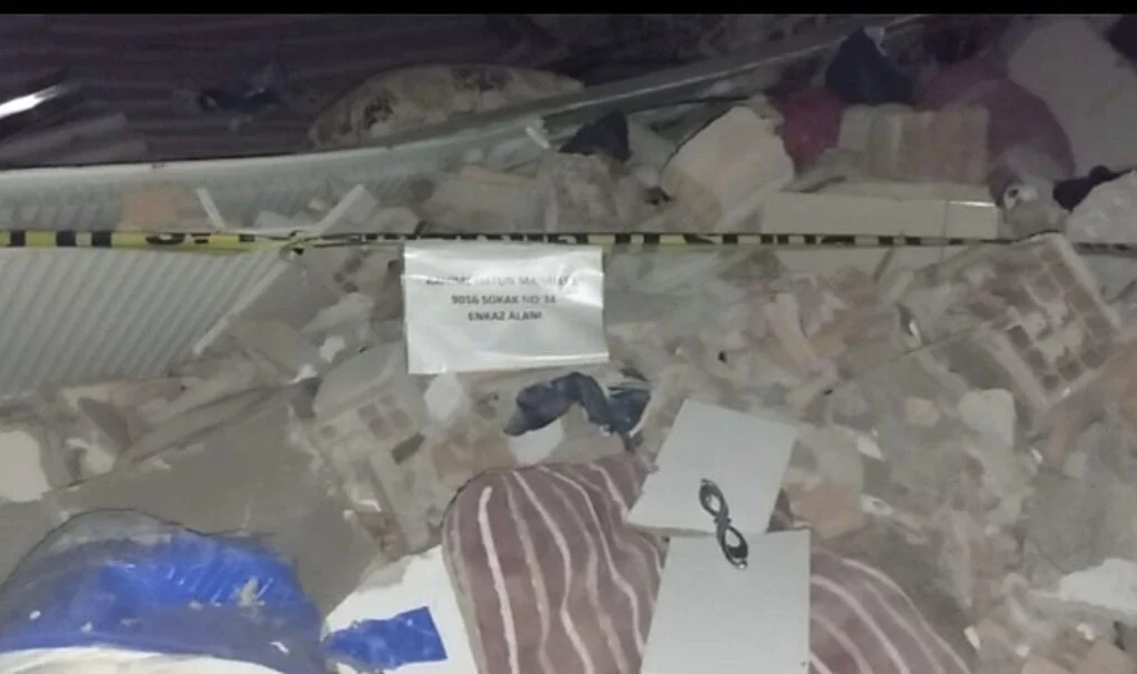 Hatay'daki depremde Osmaniye'deki boş bir bina çöktü