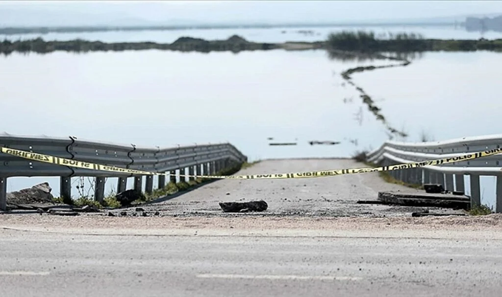 Hatay'daki Karasu Çayı Taştı, Çevresindeki Tarım Arazileri Su Altında Kaldı
