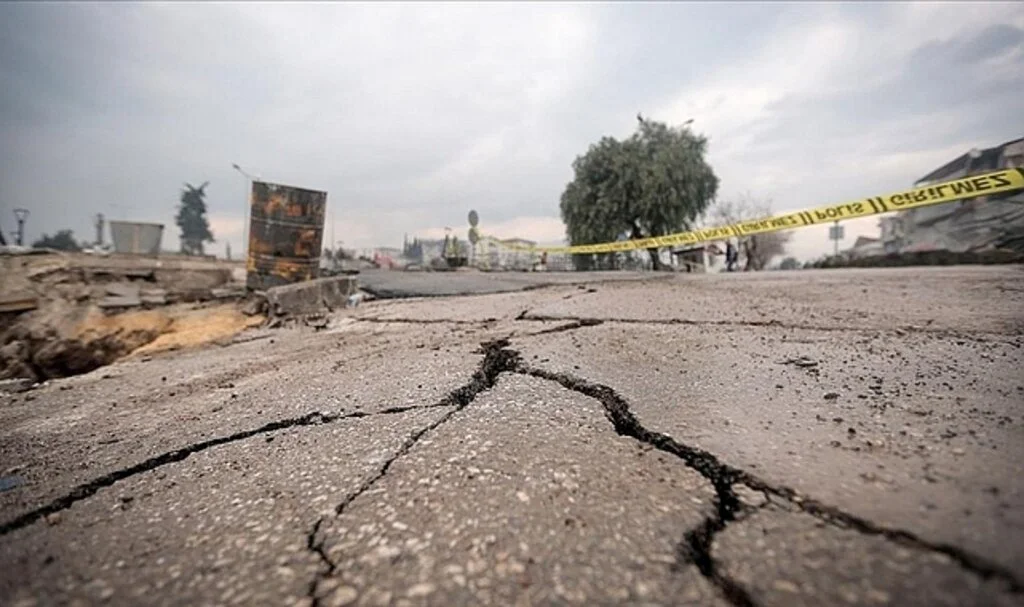 Hatay Merkezli Depremde Bazı Yol ve Köprüler Zarar Gördü
