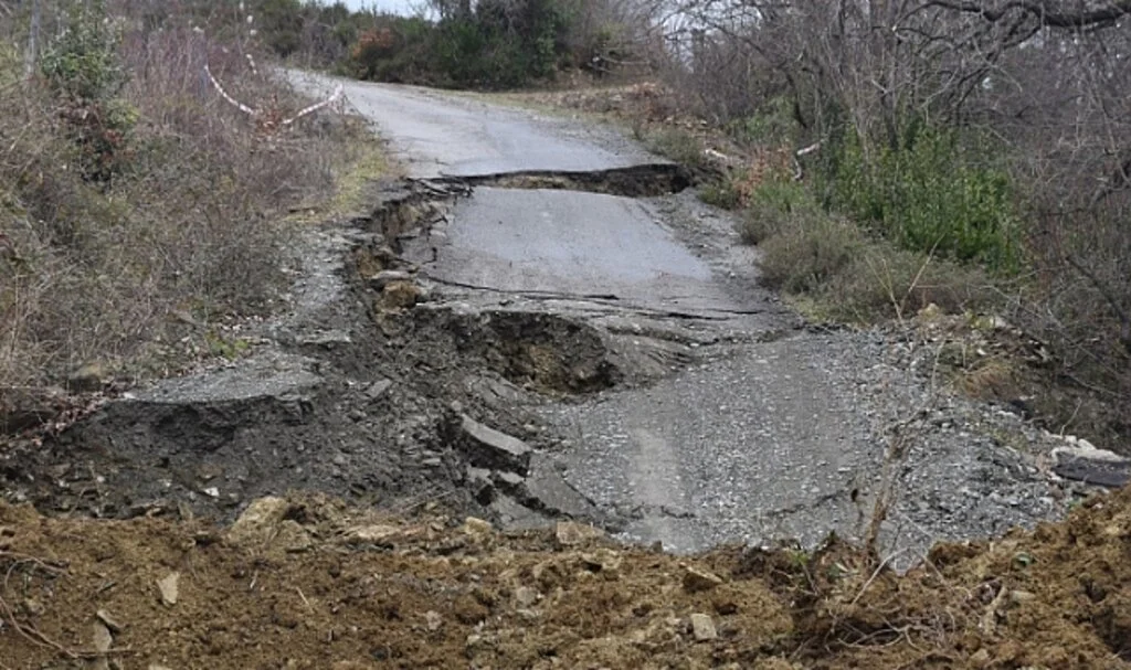 Heyelan Nedeniyle Yol Trafiğe Kapandı  