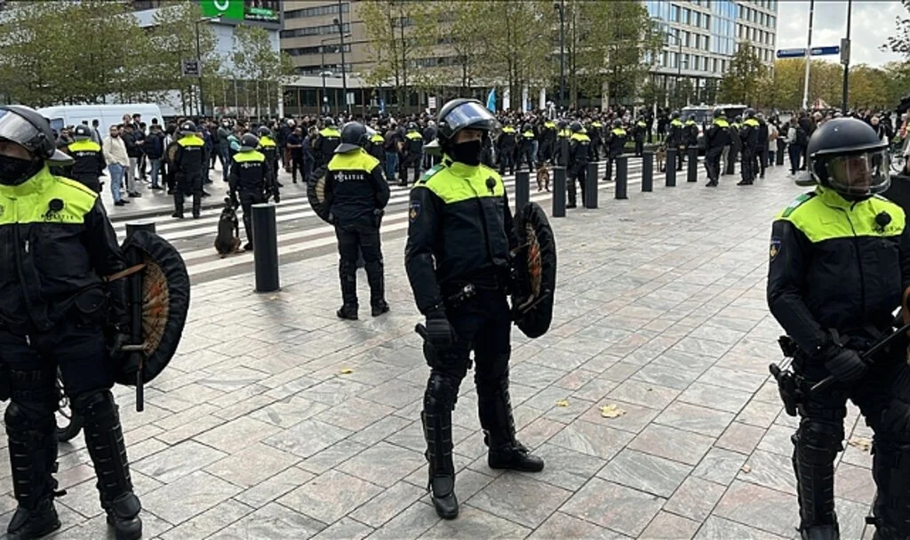 Hollanda'da Irkçı PEGIDA Hareketi Lideri Wagensveld Yine Kur'an-ı Kerim Yırttı