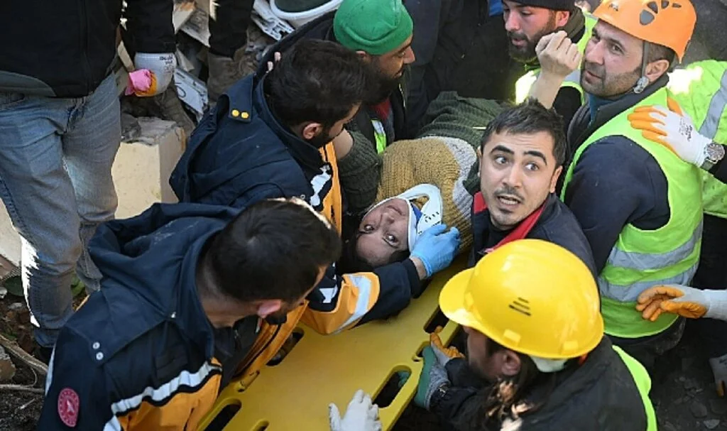 İki Kardeş Depremden 83 Saat Sonra Enkazdan Sağ Çıkarıldı