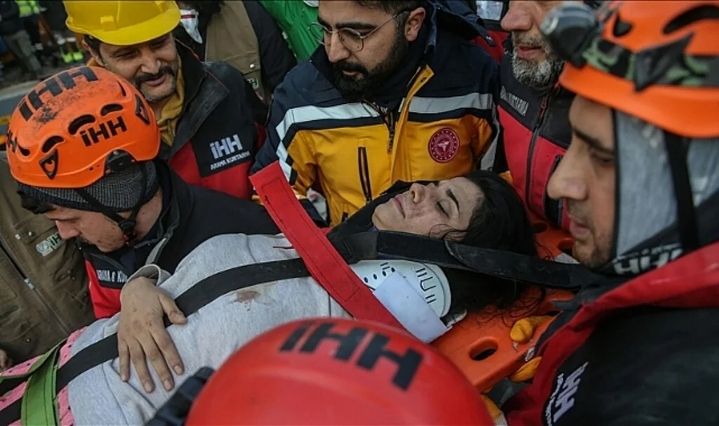İskenderun'da 6 Kişilik Ailenin Kurtarıldığı Enkazdan 107 Saat Sonra 2 Kişi Daha Çıkarıldı