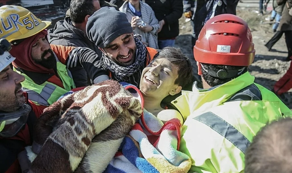 İskenderun'da Enkaz Altında Kalan 16 Yaşındaki Çocuk 56 Saat Sonra Kurtarıldı