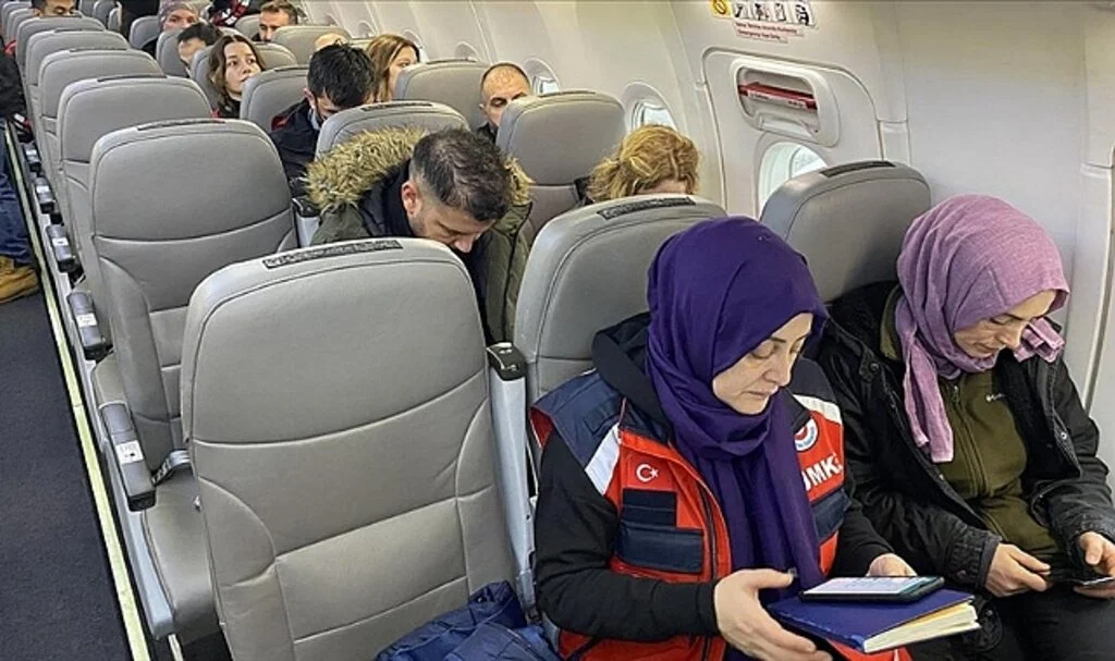 İstanbul'dan Deprem Bölgesine Arama Kurtarma Ekipleri ile Yardım Malzemeleri Yola Çıktı