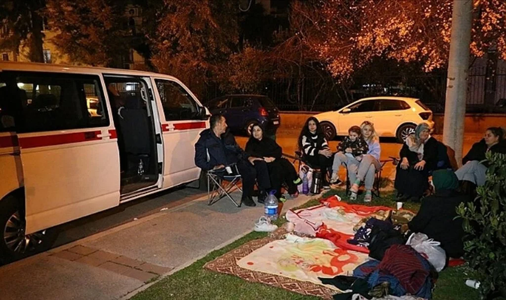 İzmir'de Deprem Sonrası Vatandaşlar Çadır ve Araçlarda Konaklıyor
