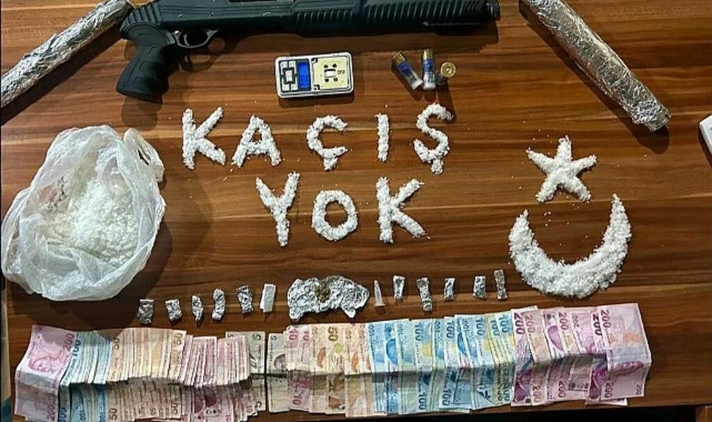 İzmir Polisi Uyuşturucu Tacirlerini 'ŞUT'ladı