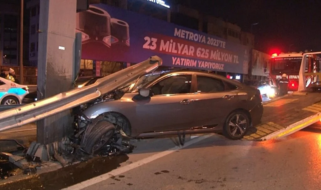 Kadıköy’de Otomobil Bariyere Ok Gibi Saplandı: 3 yaralı