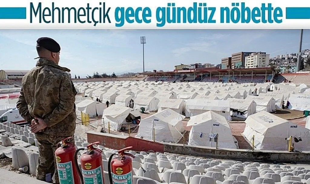Kahraman Mehmetçik, çadır kentlerde 24 saat yangın nöbeti tutuyor