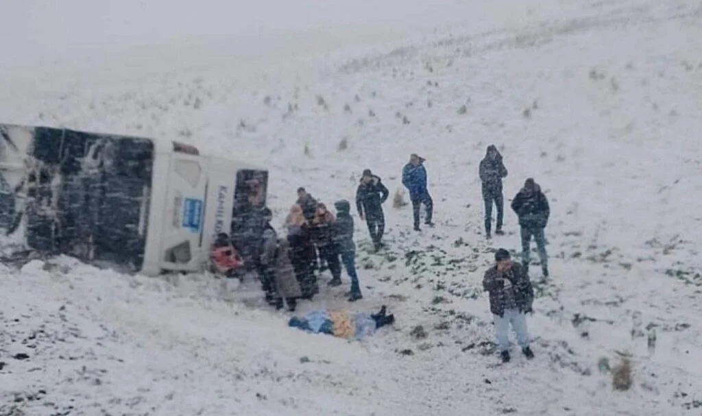 Kamil Koç'a Ait 2 Otobüs 5 Kilometre Arayla Karda Yan Yattı