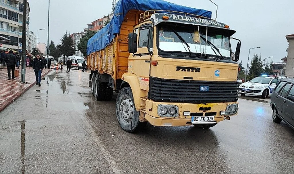 Kamyon Lise  Öğrencisini Biçti       