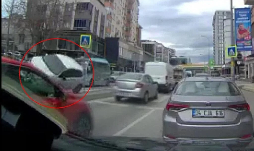 Kartal’da İlginç Kaza: Kaza Yapan Otomobil İki Teker Üzerinde İlerledi
