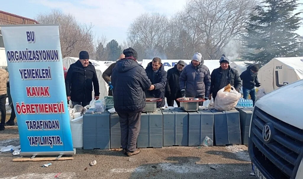 Kavak Kaymakamlığından Deprem Bölgesinde 10 Bin Kişilik Sıcak Yemek